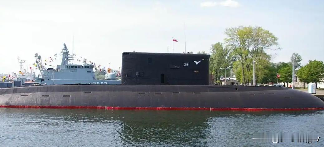 华沙海军的那艘877级“鹰”号潜艇是由苏联红色索尔莫造船厂建造、1986年交付给