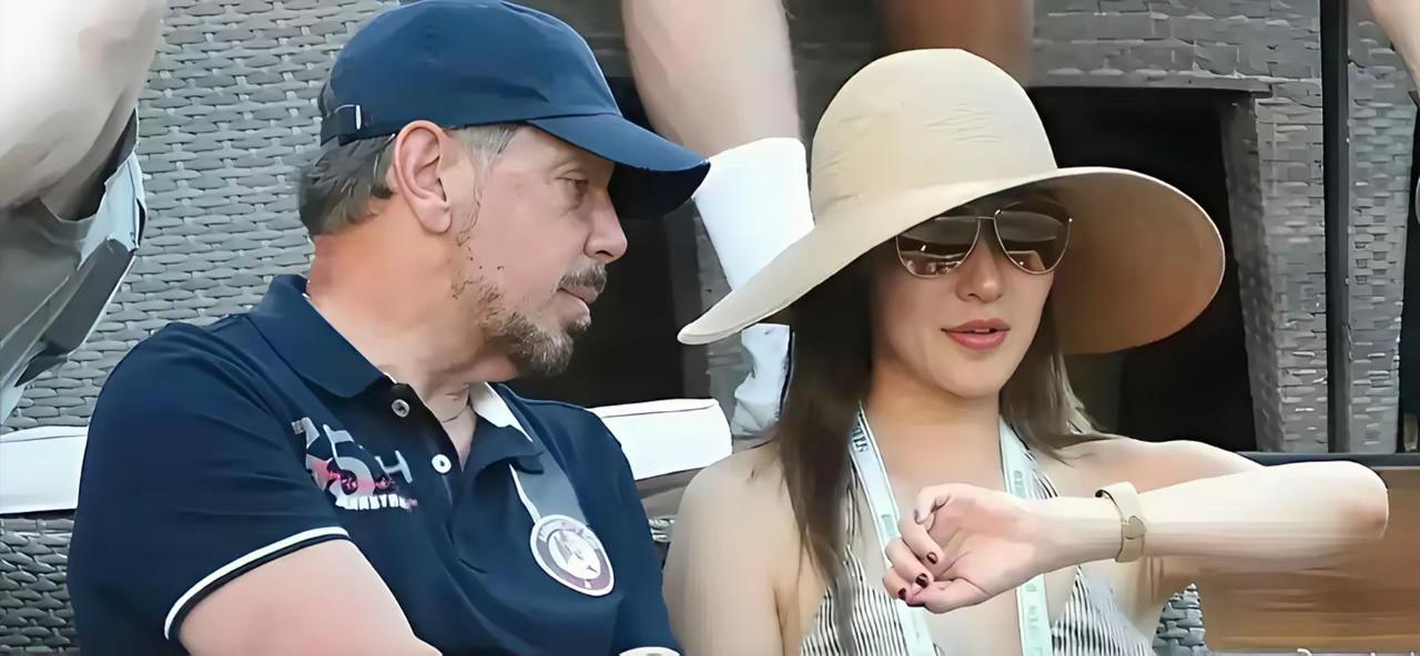 厉害了。第二个邓文迪出现了。全球首富的妻子是年轻的中国美女。​9月10日，