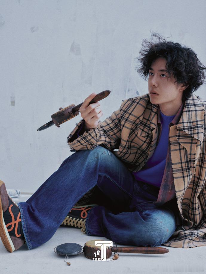 王一博自得其乐不亦乐乎王一博不看镜头就出片王一博自得其乐不亦乐乎，王一博不看镜头