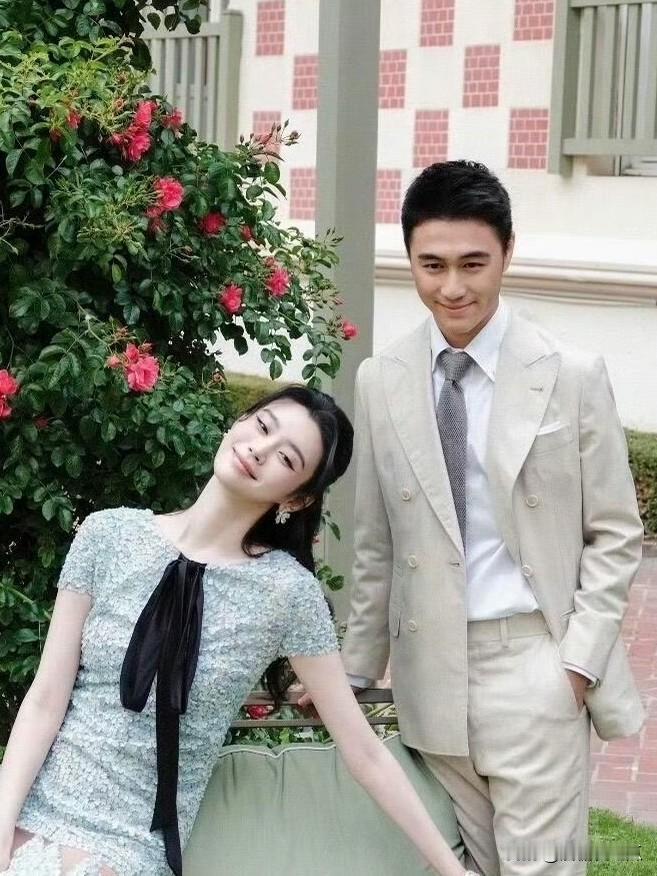 奚梦瑶爸爸做外贸妈妈是老师，她是独生女，四太背调她的时候就已经对她的底细摸得很