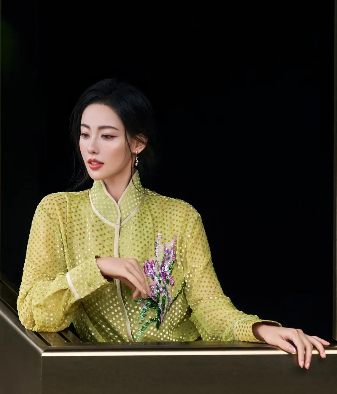 作为琼瑶喜欢的女主，张嘉倪如今的遭遇让人惋惜，很难再火了。她当年演了琼瑶的剧《