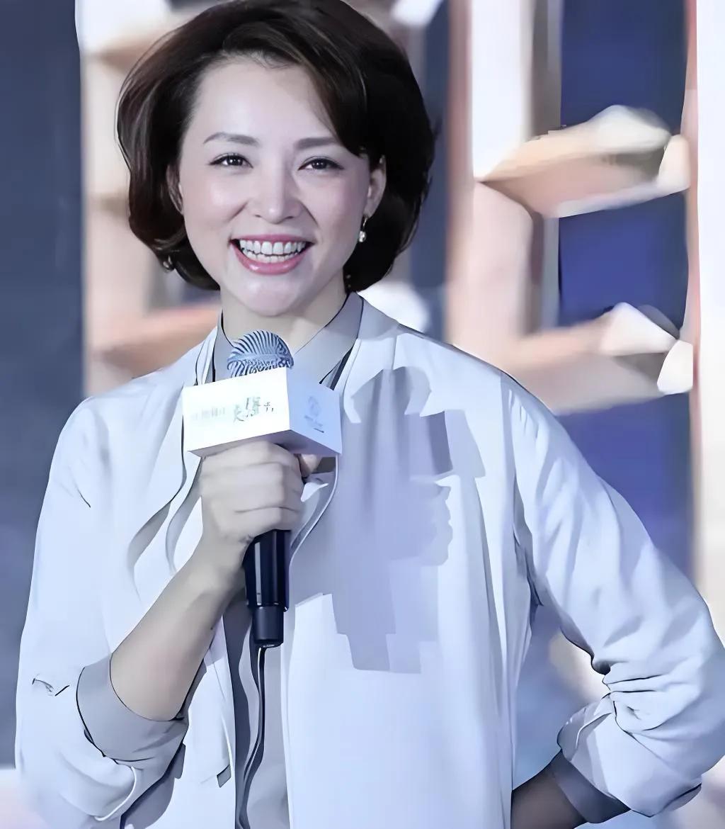 独自扛下母亲重病、丈夫巨额债务，默默隐忍整整四年。素颜参加儿子毕业典礼，平凡母