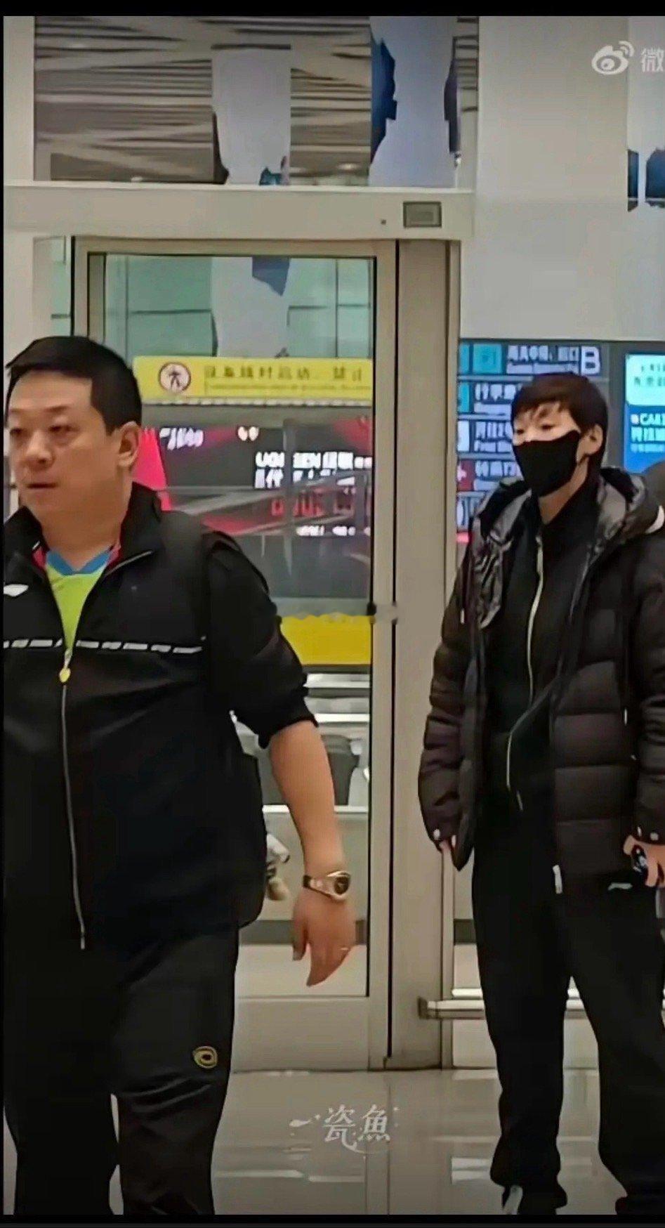 11月18日晚上，王曼昱打完1/4决赛后，在海峰教练的陪伴下离开澳门，如今已抵达