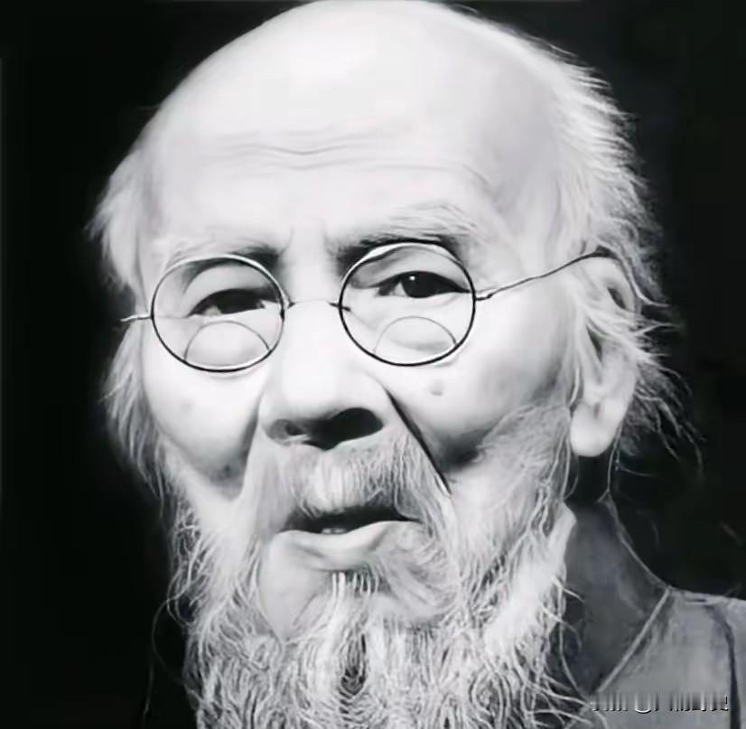 1956年，58岁的徐悲鸿溘然长逝，噩耗传来，92岁高龄的齐白石不顾身体年迈，执