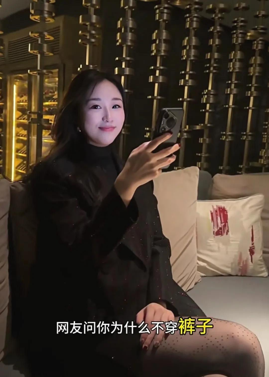 有人问李沅桐是不是没穿裤子，听到这话把她气坏了。这两天谁最火，估计很多人都会