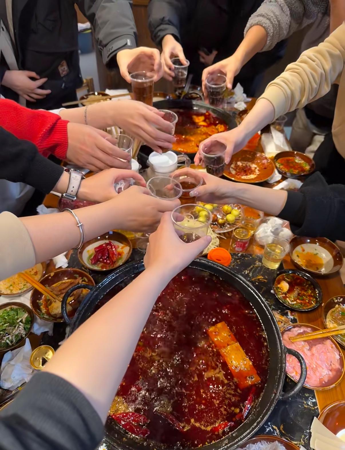 昨晚跟一位刚从国际体育组织退下来的老友吃饭，他悄悄跟我说了个事，听完真的得提醒咱