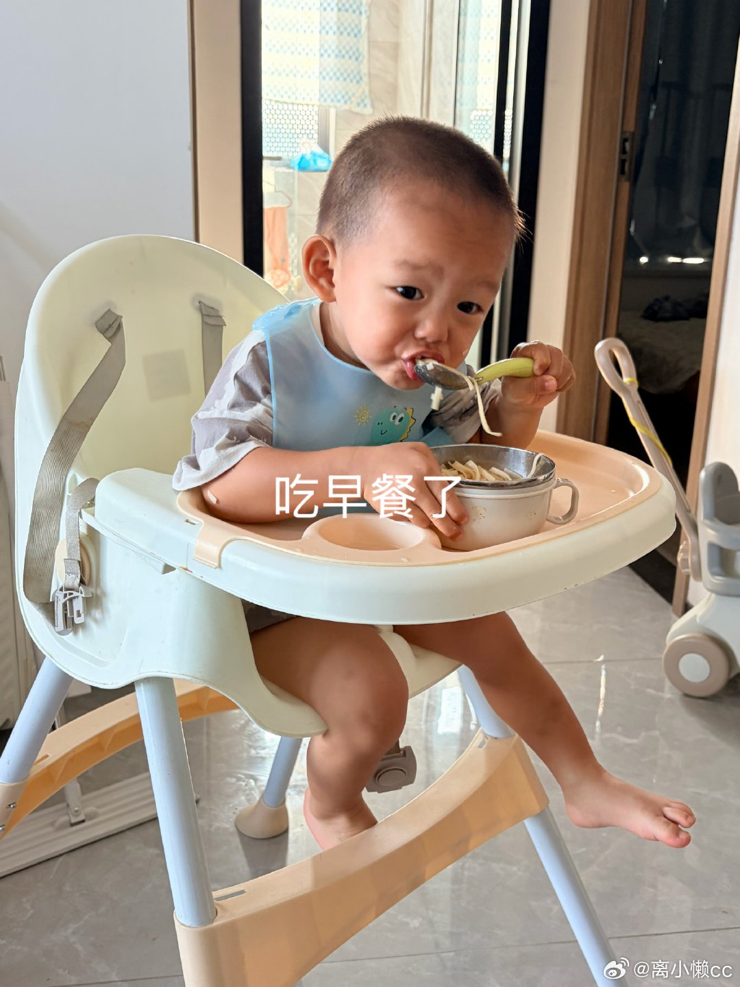 早上吃老妈牌面条！吃过早餐收拾完，老妈就说要带娃去楼下玩～我在家收拾一下卫生，顺