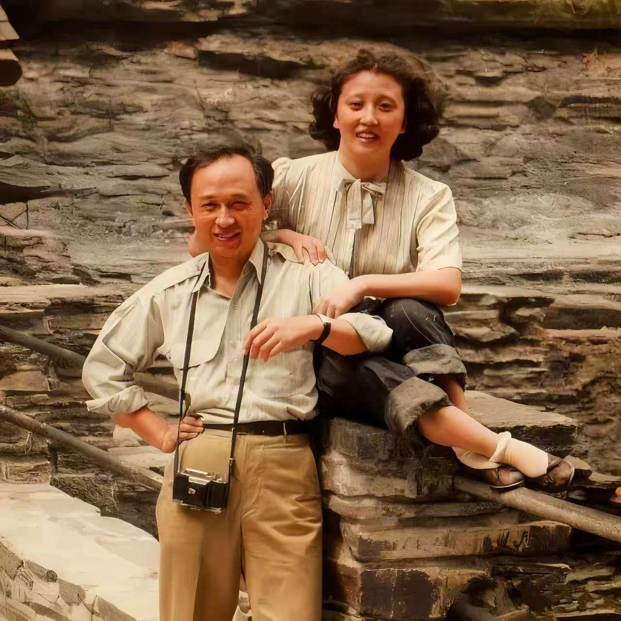 钱学森与妻子蒋英游玩时的留影，蒋英留着时尚的发型，在那个年代已经是站在潮流前沿的