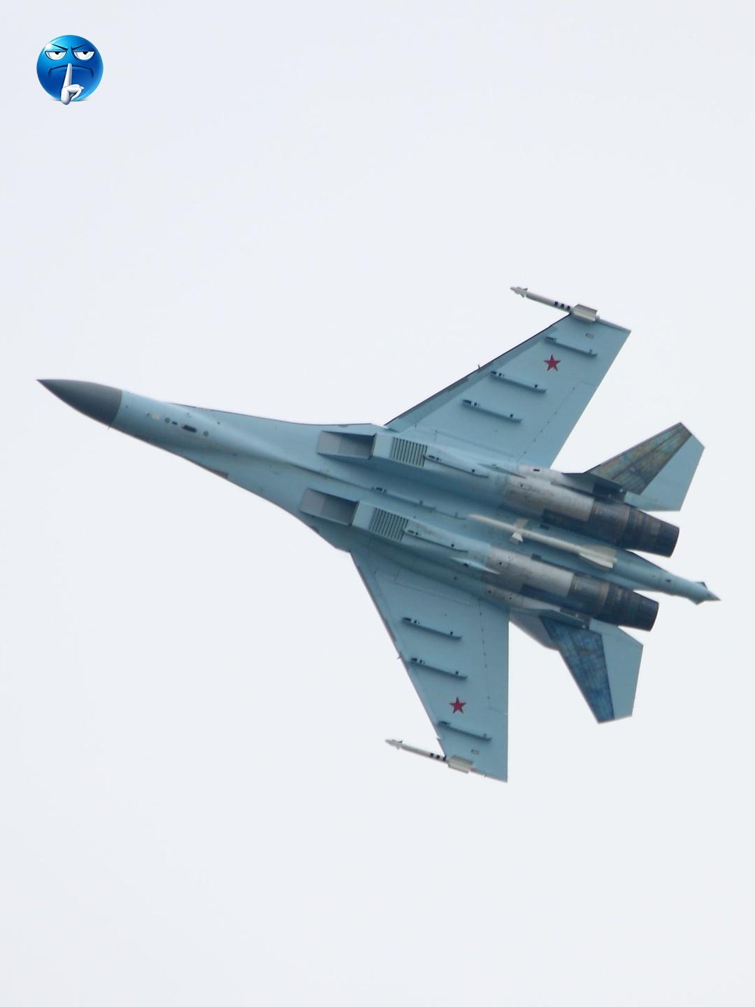 乌军F-16在本国空域击落俄军主力重型战机苏-35，俄方飞行员弹射逃生。苏-