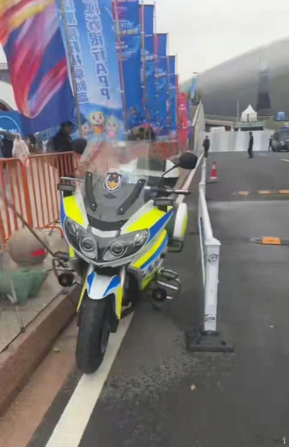 苏超开幕常州铁骑VS张雪机车队公务电动化标杆诞生，号外超级电摩以警务用车身份亮相