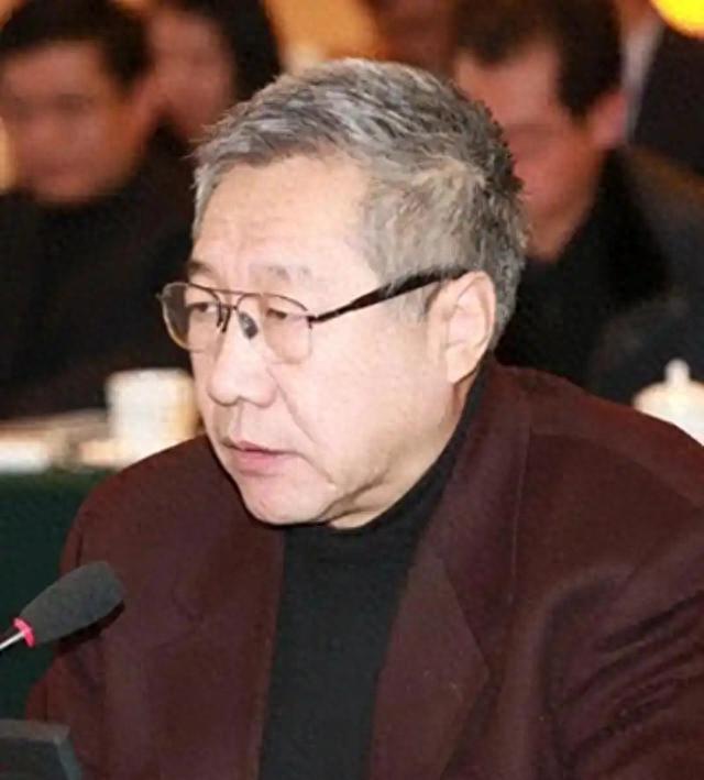 养老金相关业内专家频频陷入舆论争议，不少民众发出拷问：养老相关制度由你们参与制定