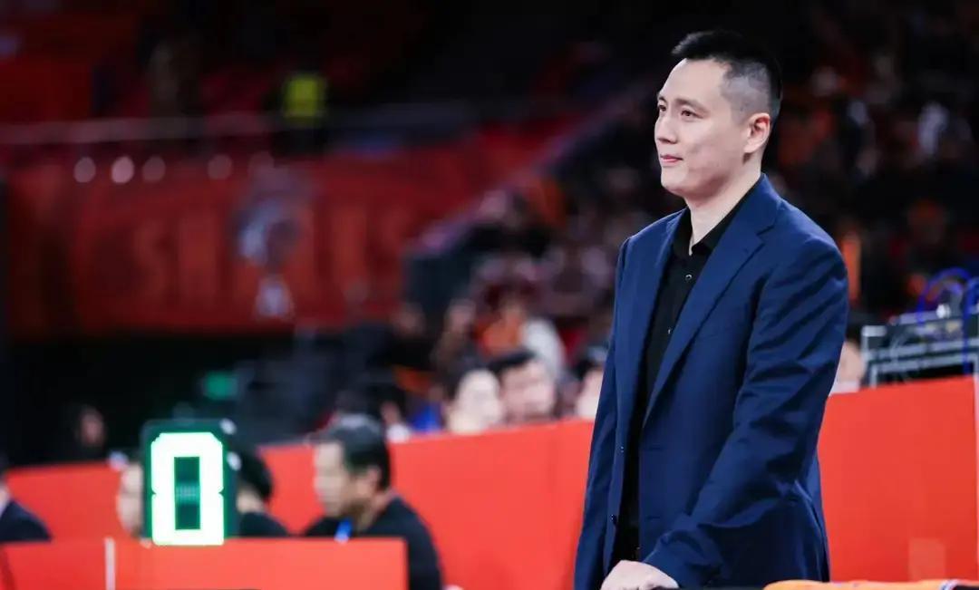 别再让卢伟“交学费”了，上海男篮一个动作就能让他“抄答案”。上海队防守效率