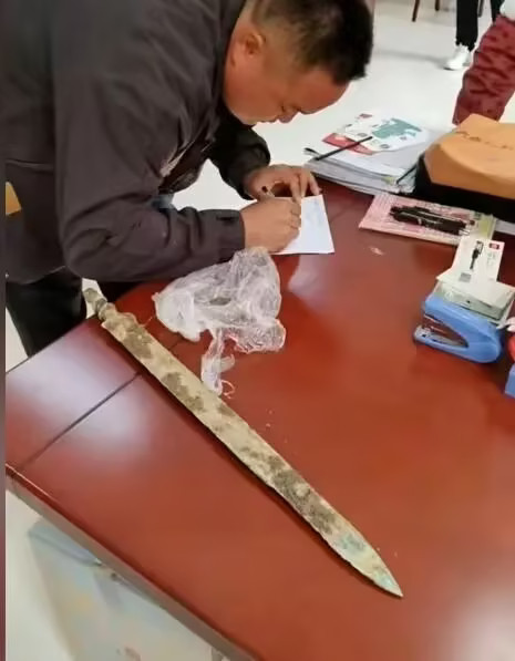 网友挖到2000多年前青铜剑交博物馆近日，一位网友挖到一柄青铜剑后交给了当地的博