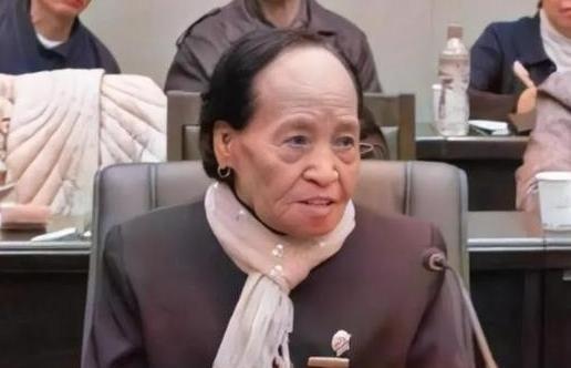 1944年，日军将光着身子的慰安妇万爱花扔到河边，一条饿犬张开血盆大口扑向她，万