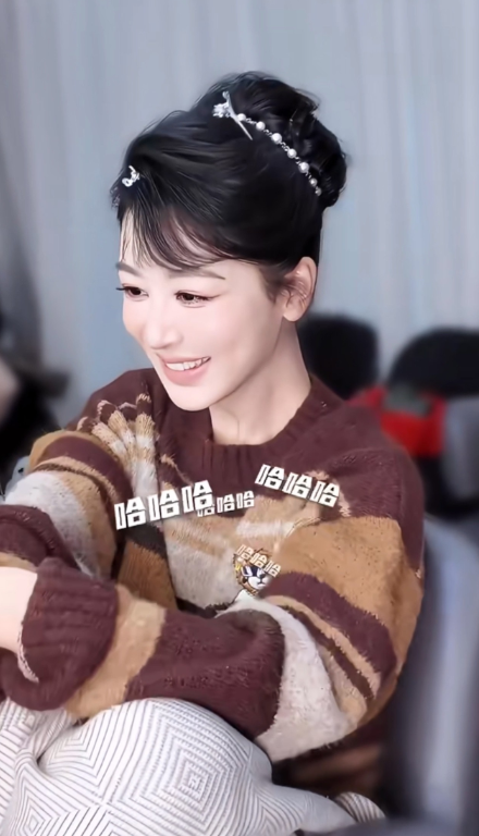 看到杨紫那么欢乐，我也莫名的笑了起来。杨紫真是开心果，化妆期间和工作人员闲聊，还