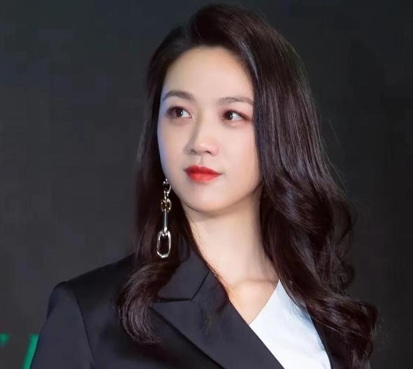 她说结婚10年两人互相都不学对方语言，主持人好奇他们平时到底用什么交流。她自己也