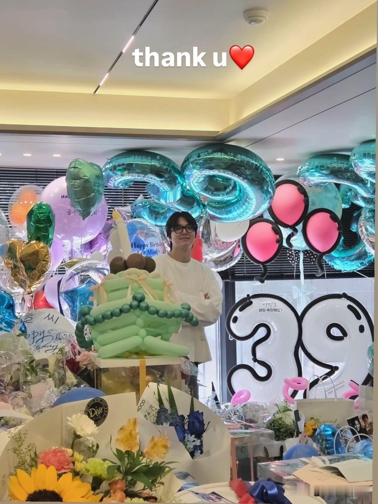 23日，演李敏镐在Instagram上传了多张照片，并配文“谢谢”“爱你”“想你