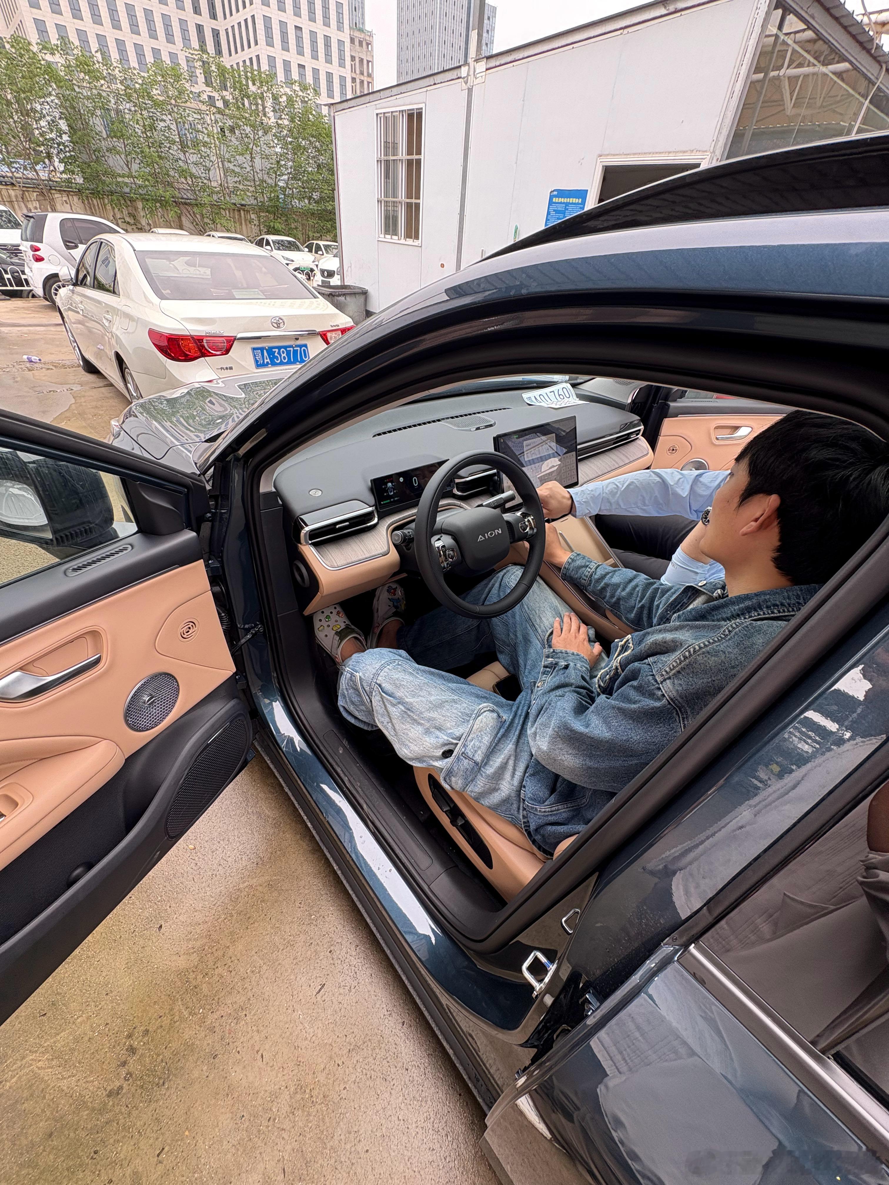 电车真是纯玩具丢店里所有大哥来了都得玩一圈武汉·一号车市