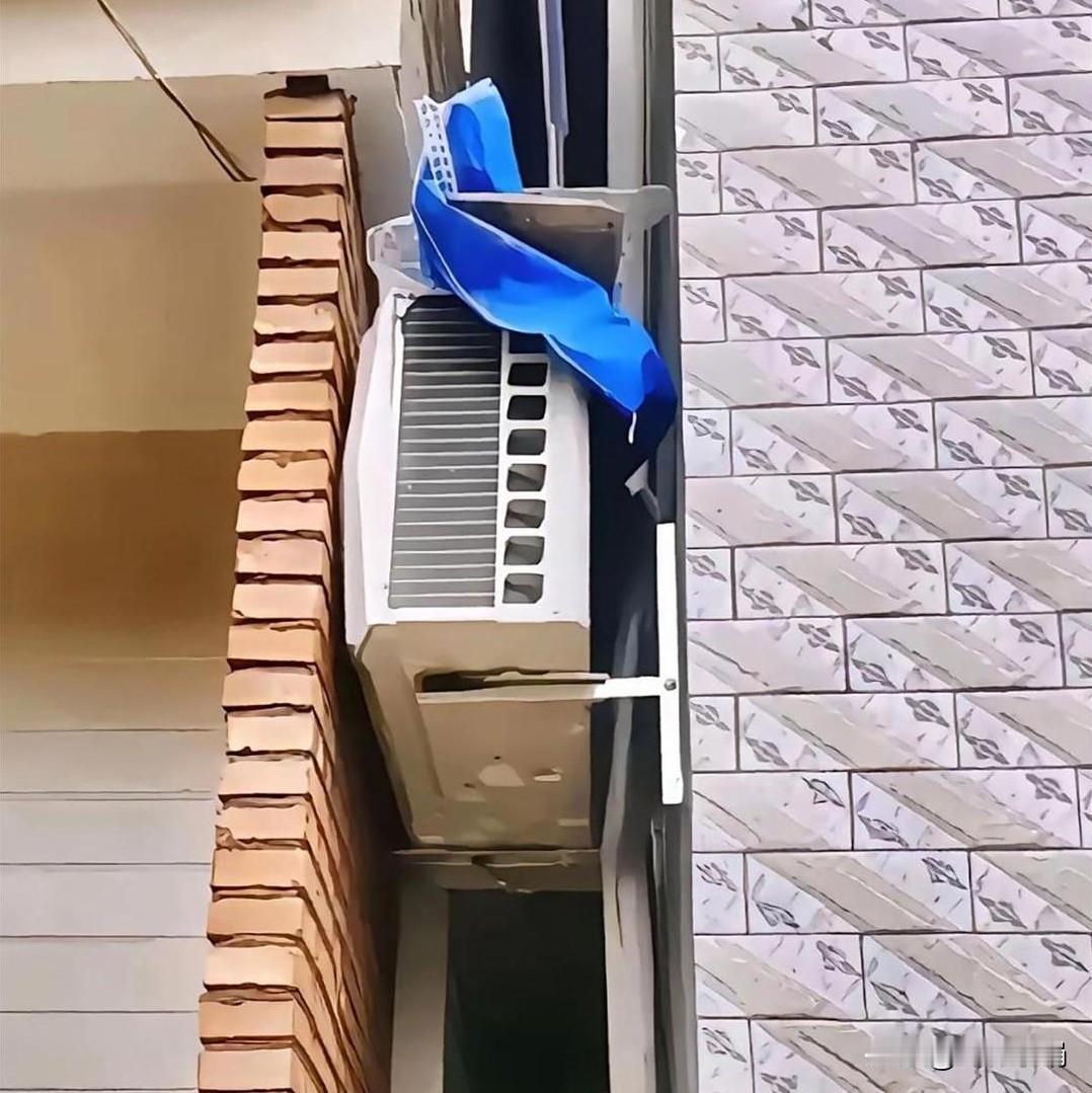 “这两家到底谁坏？”！李健买回来一台空调装好后，让他没有想到邻居竟然直接砌了一