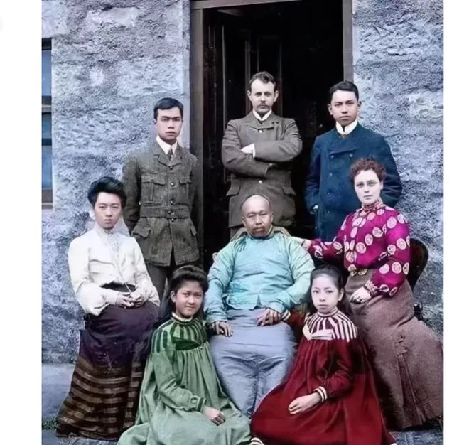 这是康有为与众多妻妾的一张合影，与普通合影不同的是，这张合影明显让人感觉十分“诡