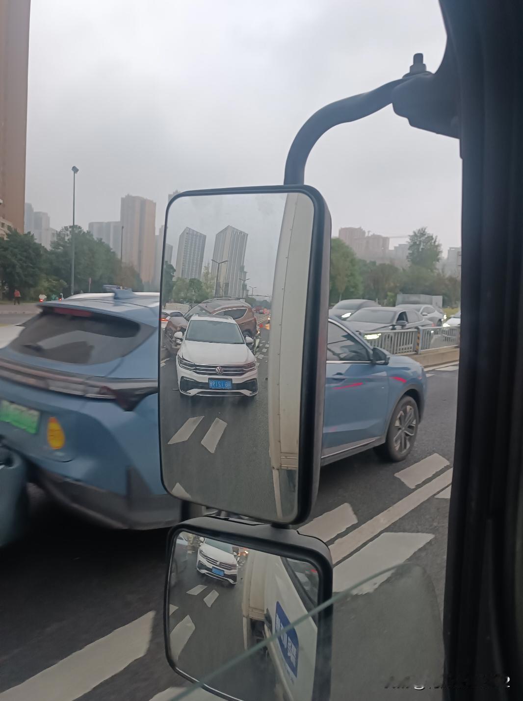 新能源汽车维修陷入困局新能源车早已不是买不起的稀罕物可修不起的焦虑却越演越烈