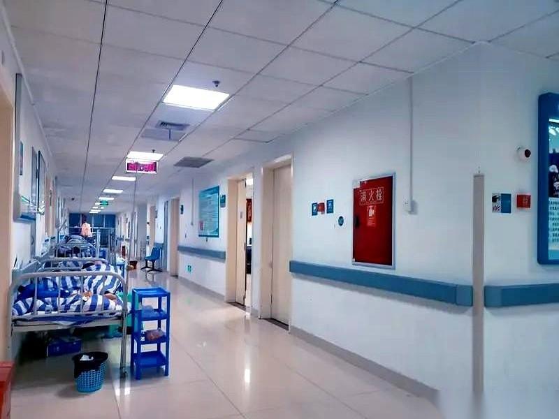 一脚踏进西安市第三医院住院部，我差点撞上一张病床。对，你没看错，电梯门一开，一