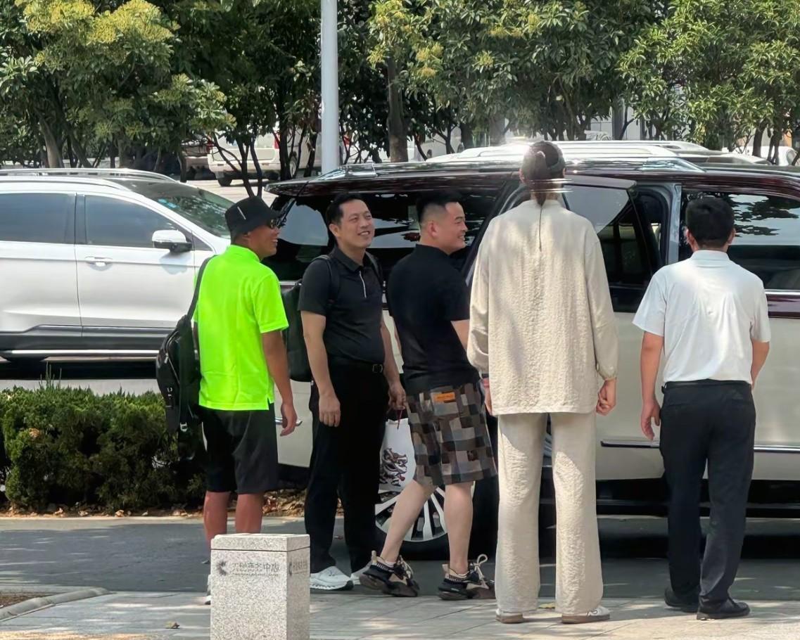 失踪人口朱婷回归了！近日，有网友在河南郑州街头偶遇到奥运冠军朱婷！朱婷这一身的休