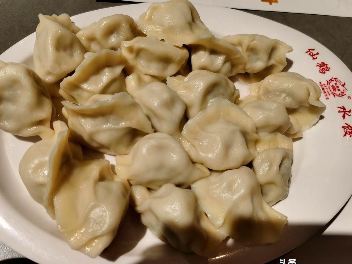 人均三十块，在银川一个叫“宁夏人的会客厅”的地方吃了顿午饭。听这名儿，你是不是