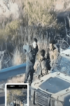 一名恐怖分子在本雅明地区阿特雷特镇附近刺伤两名以色列国防军士兵的瞬间。一名巴