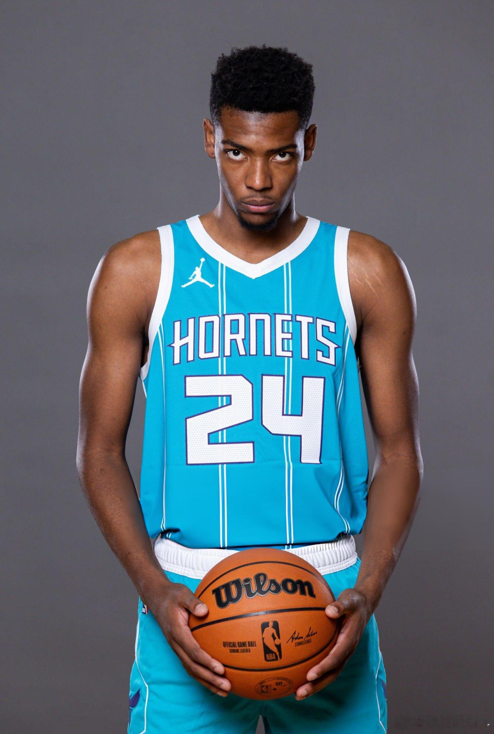 北京时间9月20日，据NBA记者RobMurrows报道，黄蜂前锋布兰登米勒接