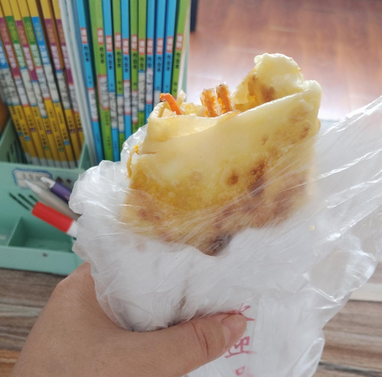破天荒了！熊孩子今天早上给我买了一份早餐，鸡蛋灌饼，里面放了生菜辣条土豆丝，我感