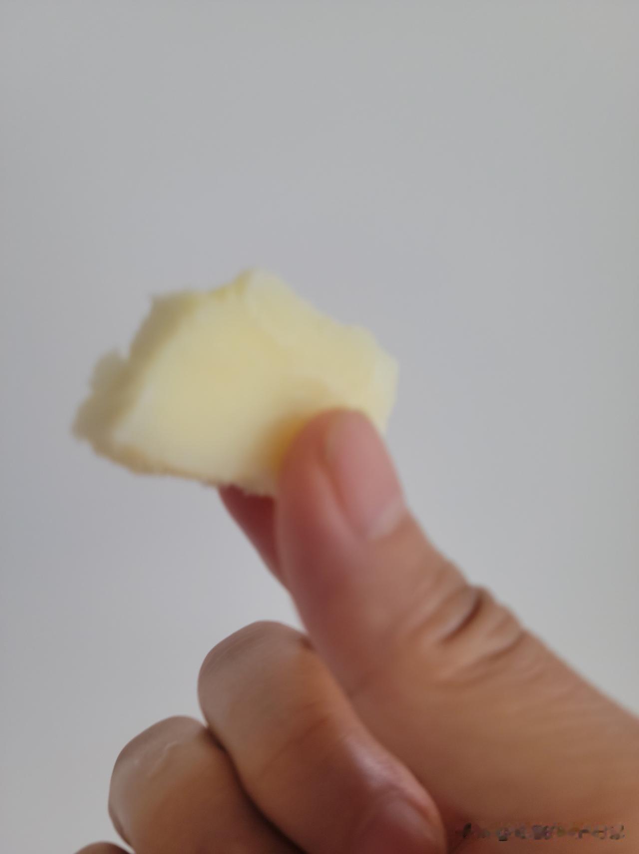 前天晾晒的奶豆腐，今天就晒成大半干了，变成了自制奶酪。早晨吃两块，比喝一斤牛奶的