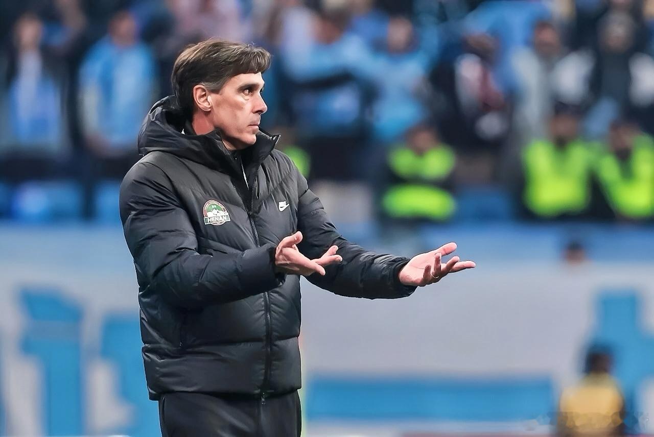 中超河南队与大连英博一役最后时刻遭逆转，教练组负有临场指挥战略判断失误的直接责