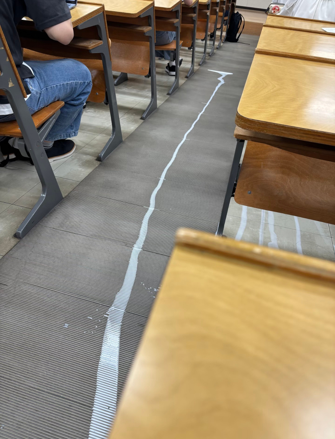 在200人大教室把一整瓶牛奶撒了