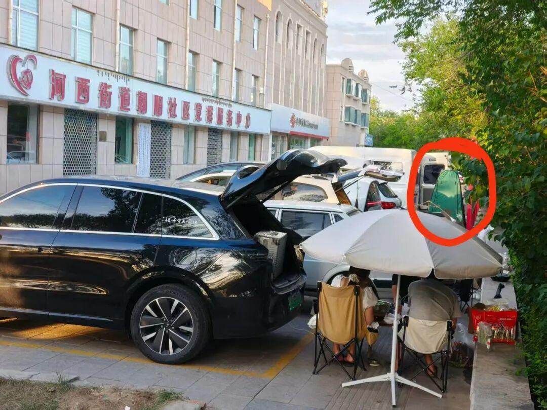 青海网红环线酒店旺季入住爆满，利润却大幅缩水，床车游客扎堆蹭配套成主要原因