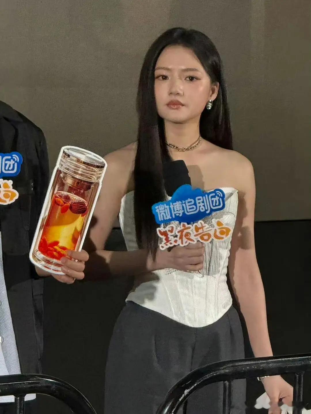 她实在不算漂亮