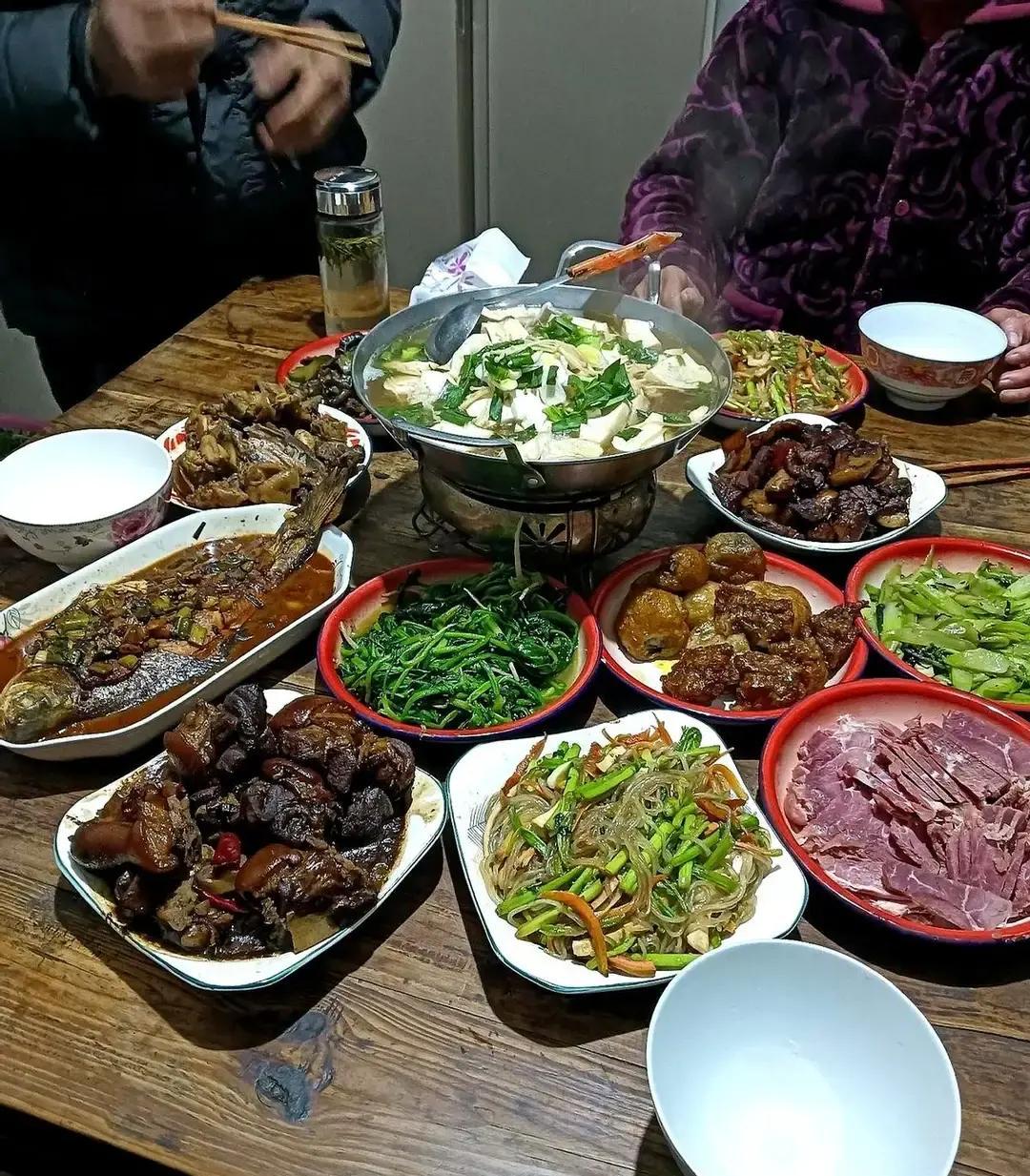 刷到一条“结婚15年没给公婆包红包，年夜饭被当众骂哭”的短视频，评论区吵翻天。