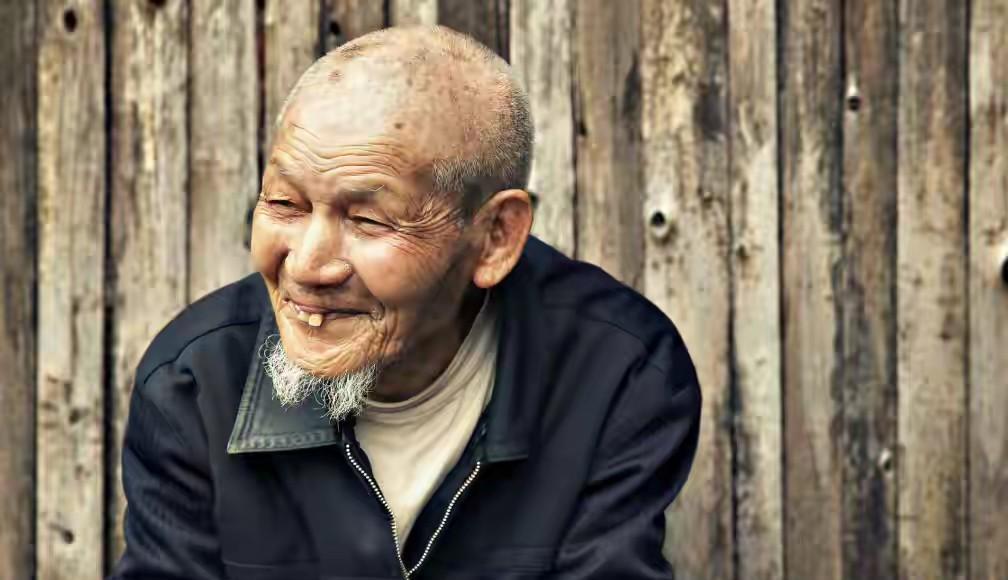最经典的话语:当你提醒傻子要小心的时候，既得罪了骗子，也得罪了傻子，你自然成了