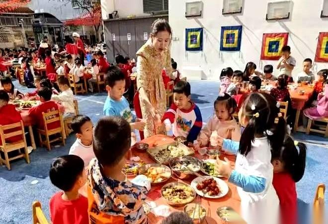 刷到这个婚礼，我真的一秒钟破防。20桌的宾客，随的份子钱，全是“假”的。新娘