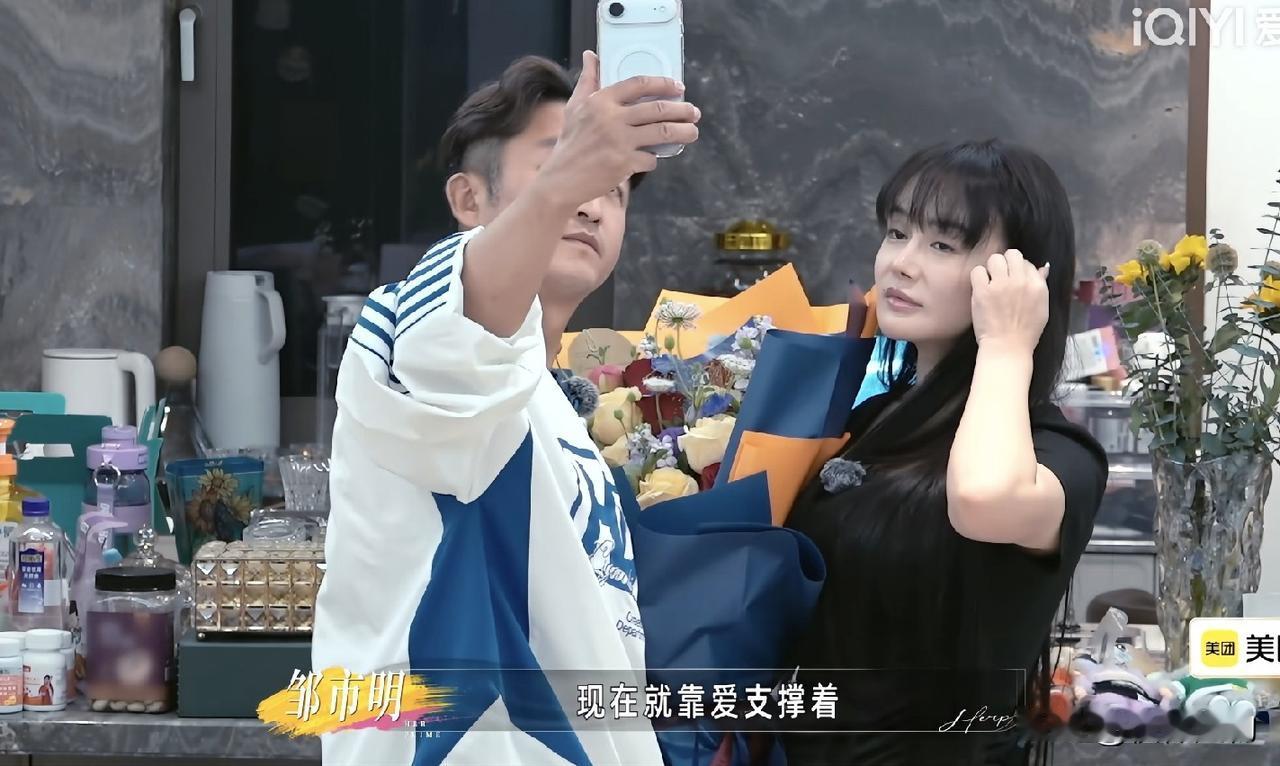 冉莹颖开车，邹市明打来电话，突然问：你有没有想我？冉莹颖瞬间愣住。她没回复，直接