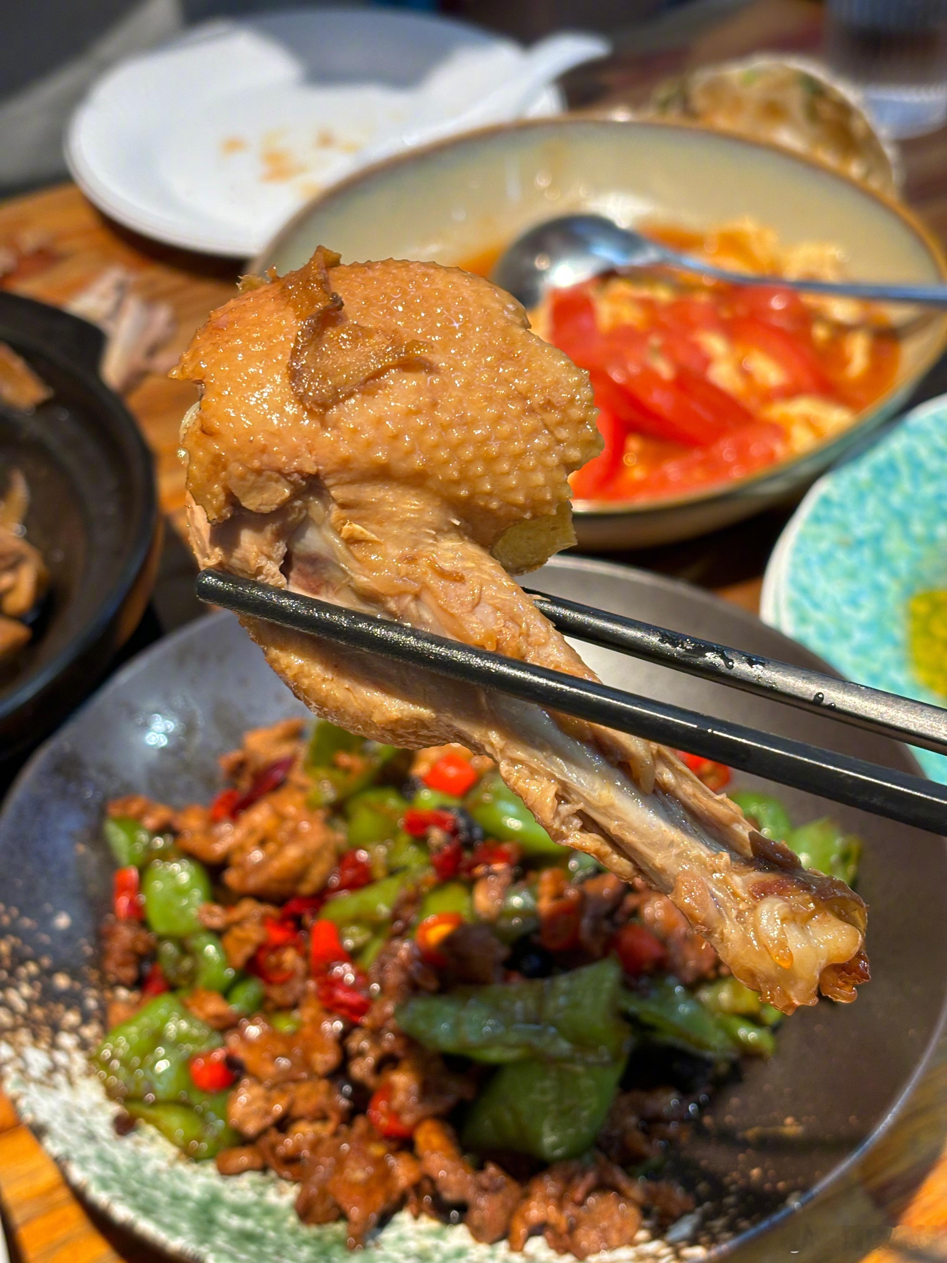 忙活了一天才吃饭，点了两个小炒，一个烤生蚝，一个鸭子，要了一碗紫菜汤，其实每次都