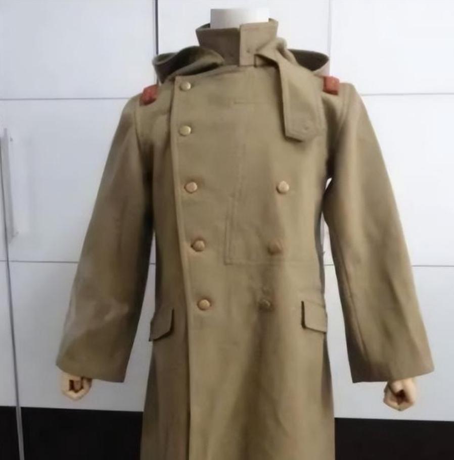 1939年，八路军营长缴获一件日军大衣，觉得材质不错，便送给杨成武。谁料，杨成武