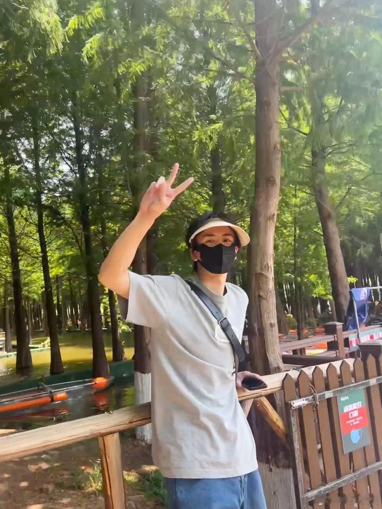 张凌赫和男朋友逛公园视角张凌赫｜​​​