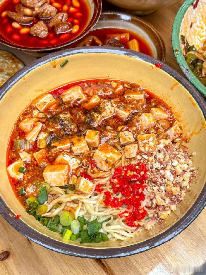 家里囤了好多这款麻婆豆腐肉臊面，全家都爱吃。平时不想做饭的时候，泡上一桶，方便
