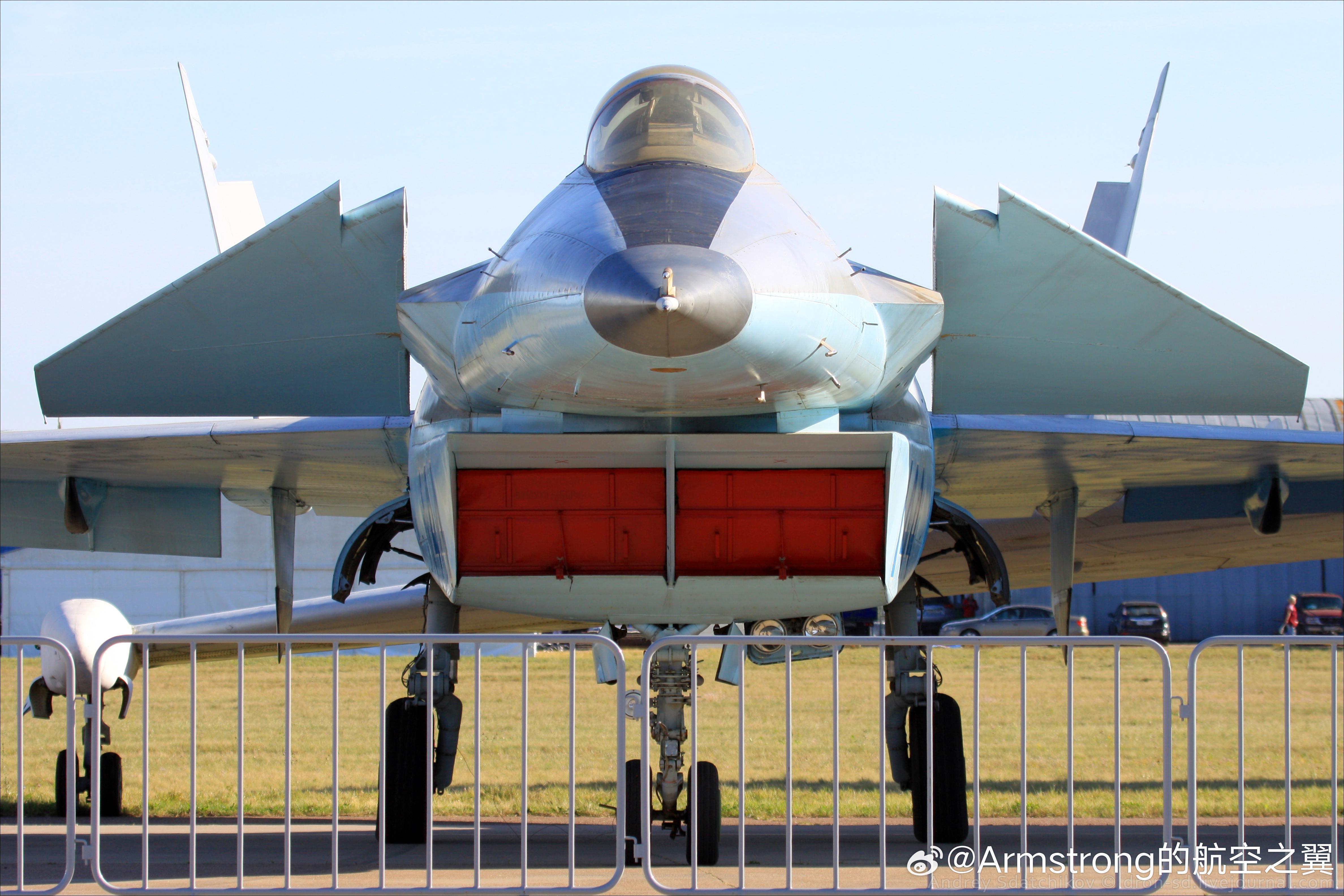 米格1.44验证机的三角形前机身截面。米格1.44的前机身采用了些许侧棱设计，