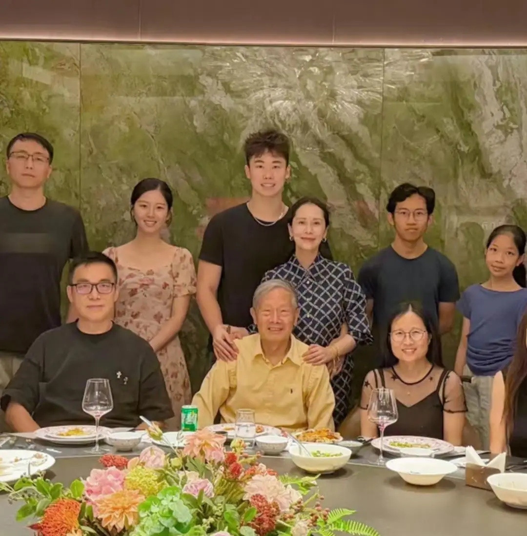 48岁海清带19岁儿子和长辈们一起聚餐，她身穿黑底斜格纹套装，显得她老气多一份从