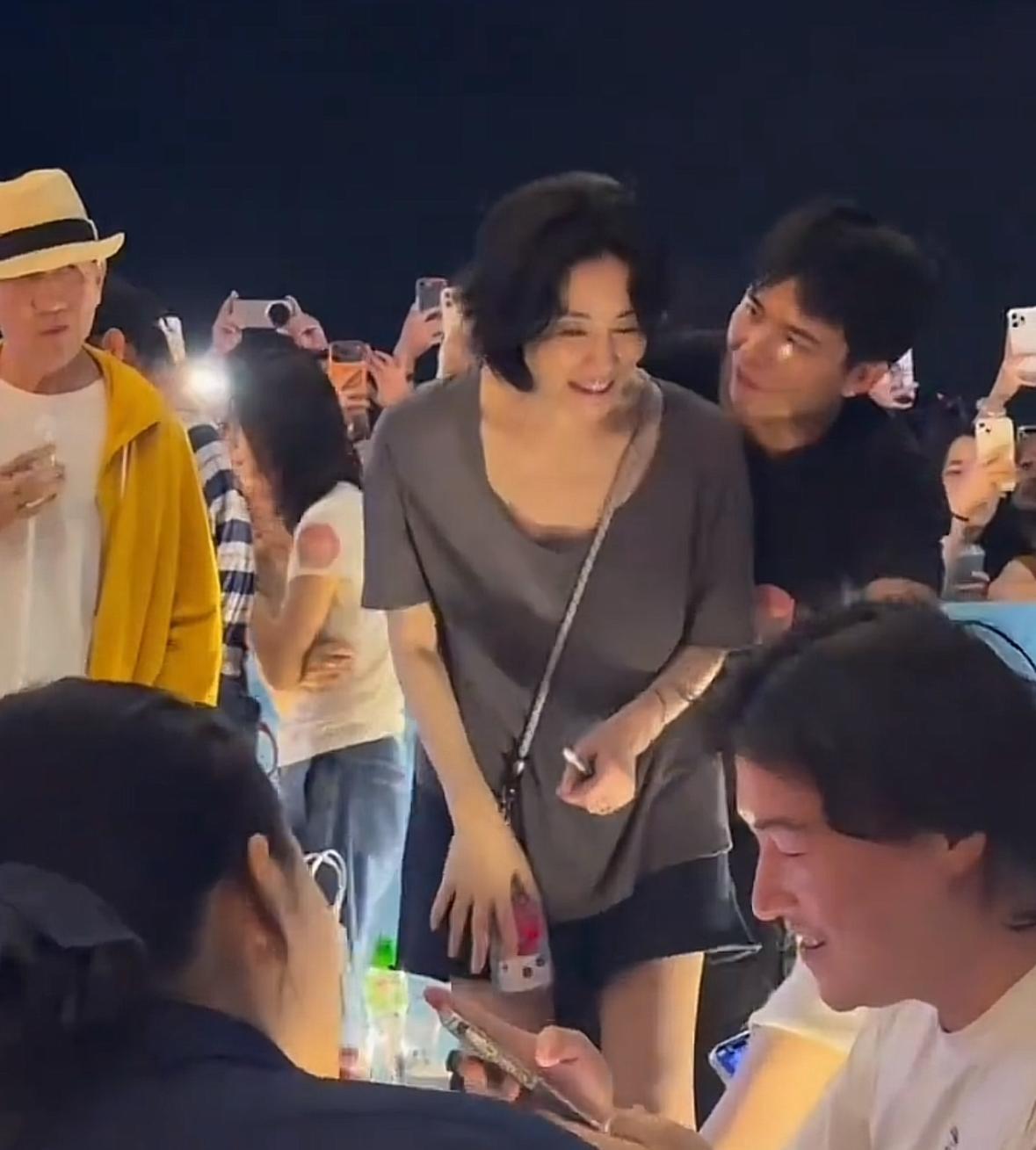 酒杯往下压的那一寸，比什么漂亮话都实在。窦靖童演完，王菲牵着李嫣过去，跟阿那亚