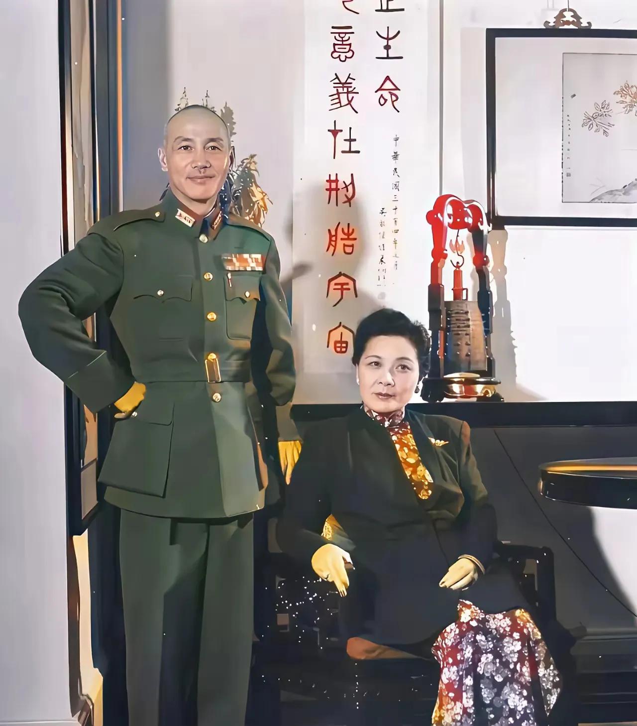 这是蒋介石夫妇,一个败走台湾,负隅顽抗,杀害吴石等革命烈士,阻挡国家统一的大好机