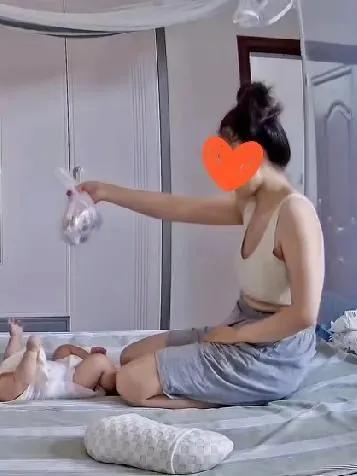 本来很温馨的画面，但是儿媳妇的穿着引发了争议。有人说，儿媳妇自己在家带孩子很