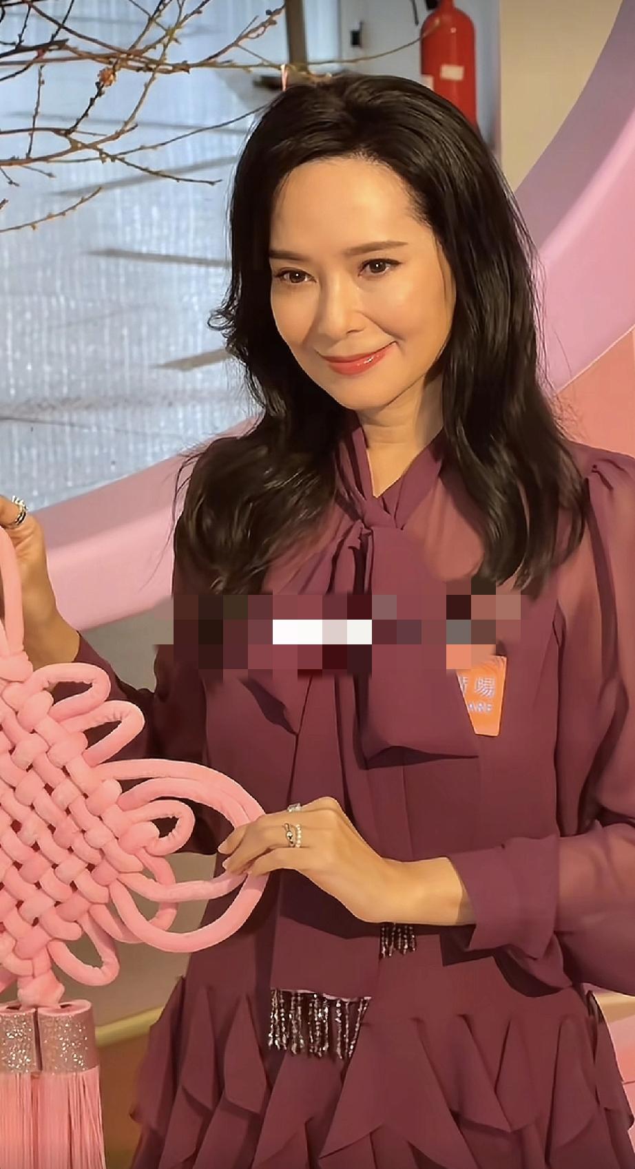 昔日港姐冠军郭羡妮52岁就老成这样了，像60多岁的！1月30日，郭羡妮现身中